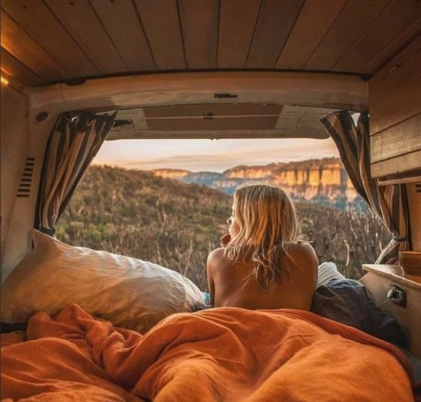 "With such fellow travelers anywhere" - 6 photos of beauties traveling in a motorhome. "With such fellow travelers anywhere" - 6 photos of beauties traveling in a motorhome.