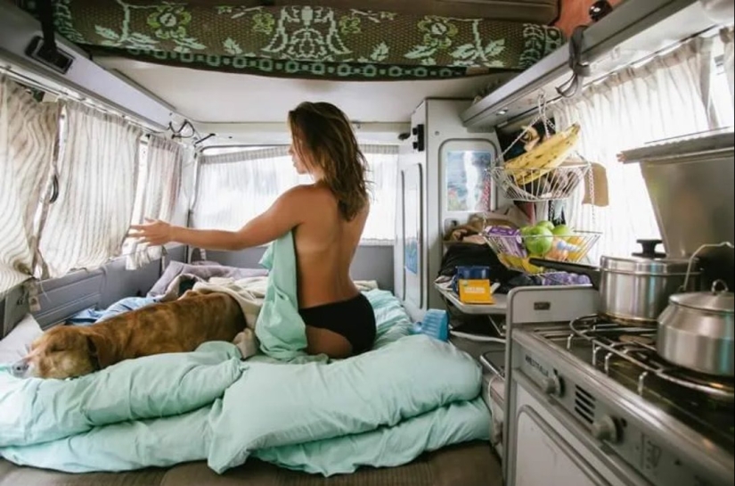 "With such fellow travelers anywhere" - 6 photos of beauties traveling in a motorhome. "With such fellow travelers anywhere" - 6 photos of beauties traveling in a motorhome.
