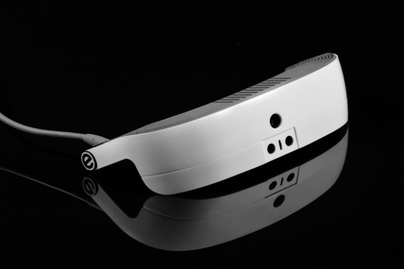 With the help of smart glasses, an almost blind guy was able to see his wife for the first time