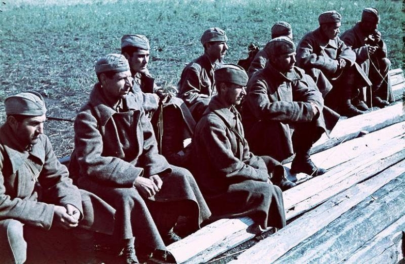 Without the image of the enemy: Photo by a Hungarian war correspondent