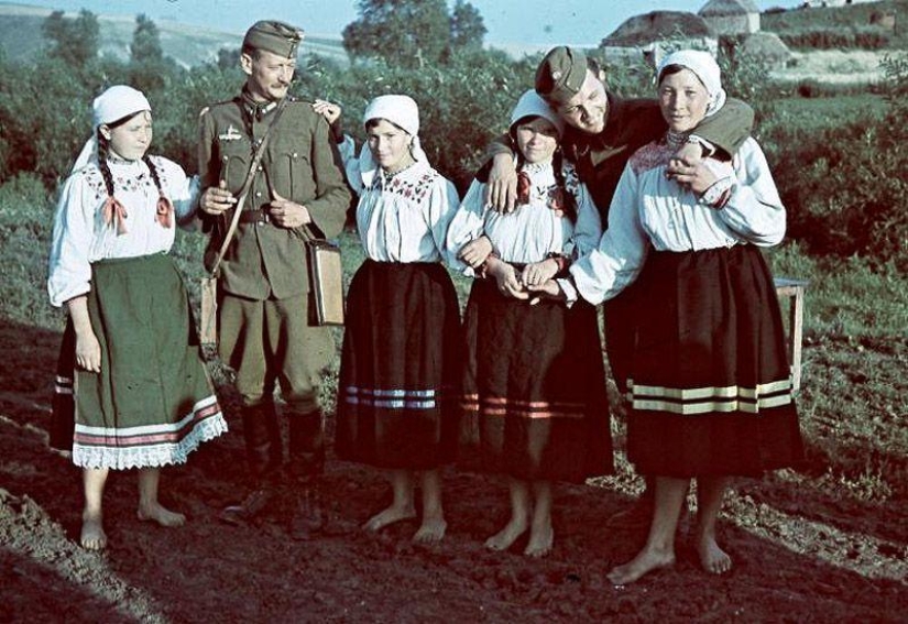 Without the image of the enemy: Photo by a Hungarian war correspondent