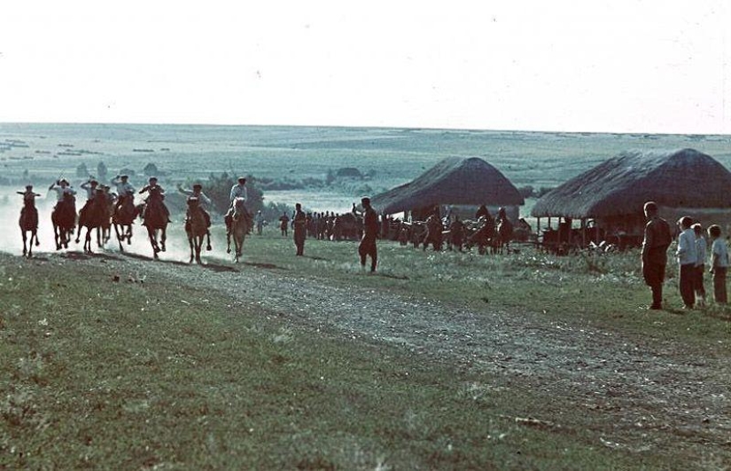 Without the image of the enemy: Photo by a Hungarian war correspondent