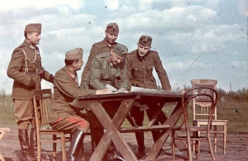 Without the image of the enemy: Photo by a Hungarian war correspondent