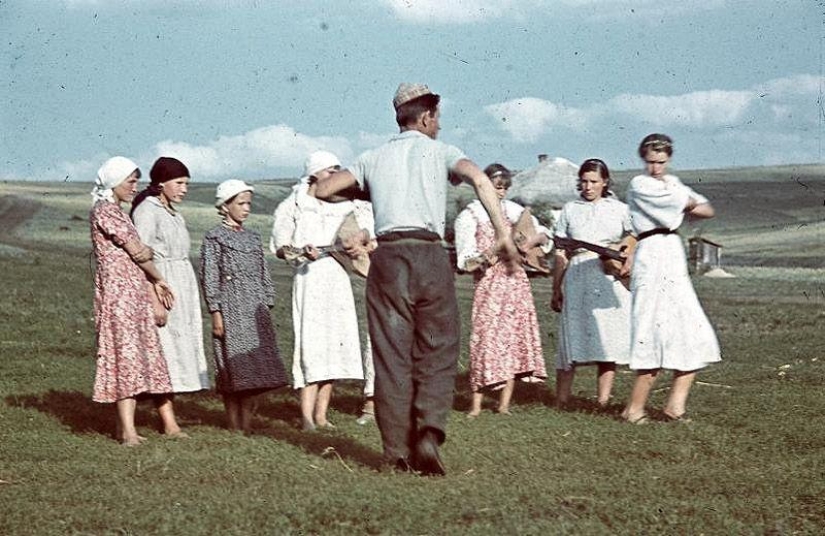Without the image of the enemy: Photo by a Hungarian war correspondent