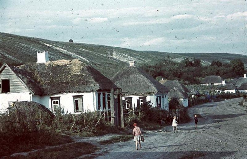 Without the image of the enemy: Photo by a Hungarian war correspondent