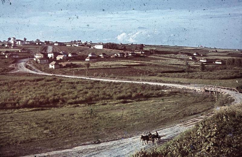 Without the image of the enemy: Photo by a Hungarian war correspondent