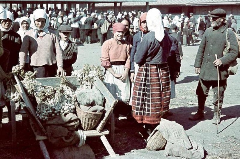 Without the image of the enemy: Photo by a Hungarian war correspondent