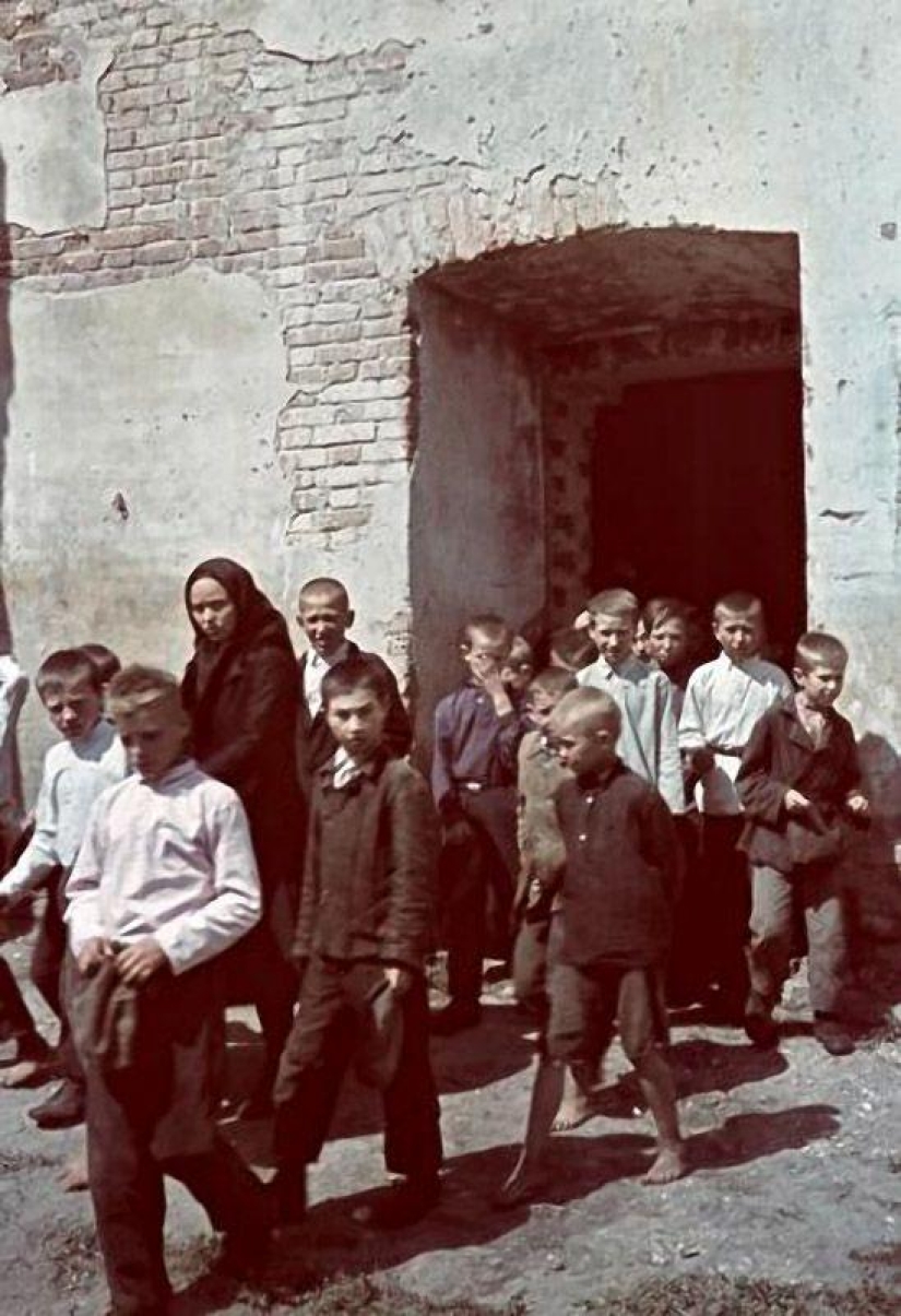 Without the image of the enemy: Photo by a Hungarian war correspondent