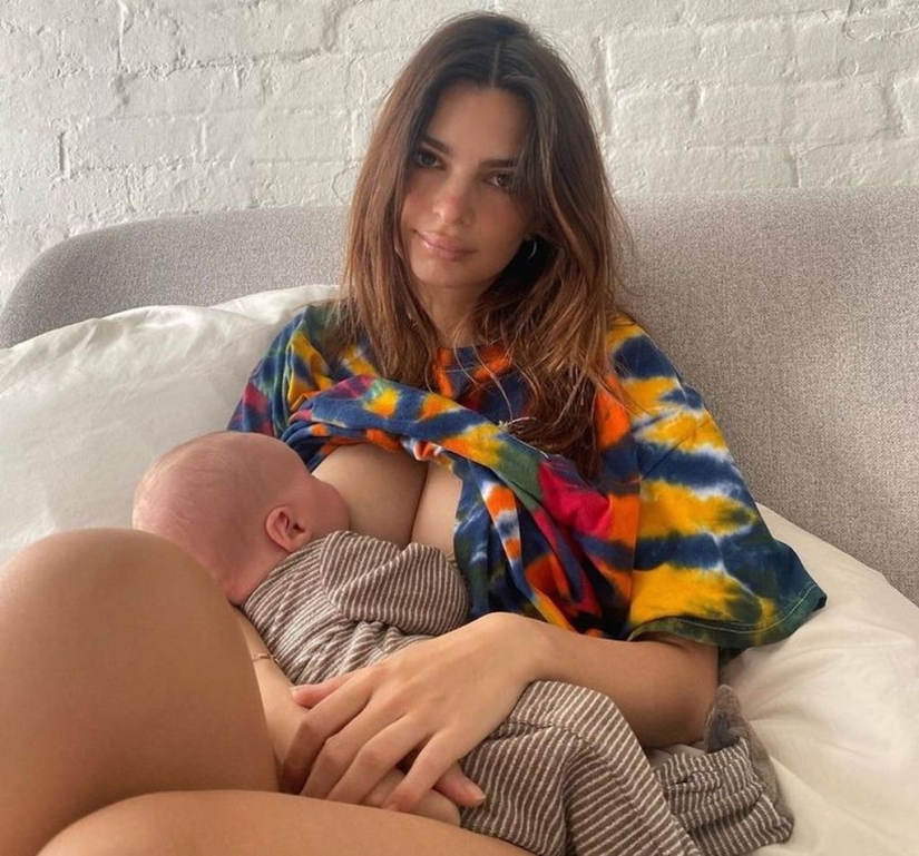 Women who think it's okay to breastfeed in public (10 pics)
