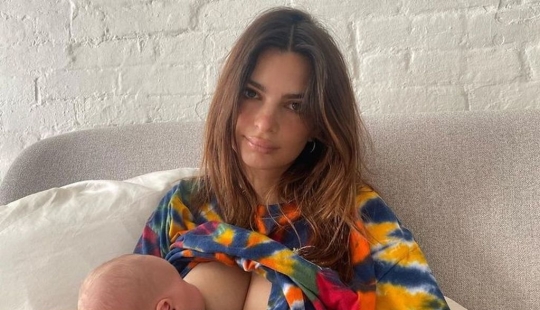 Women who think it's okay to breastfeed in public (10 pics) Women who think it's okay to breastfeed in public (10 pics)