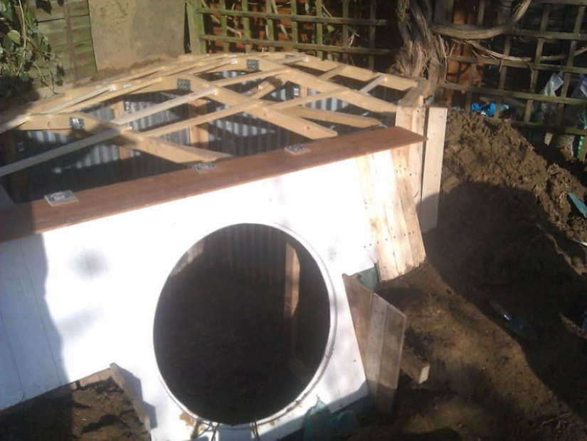 Y un hobbit se instaló en el patio inglés Y un hobbit se instaló en el patio inglés