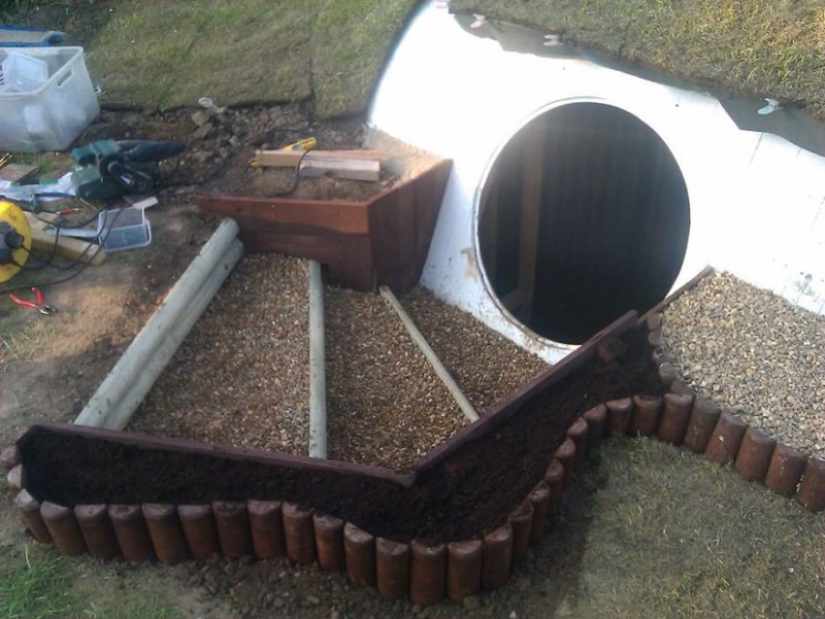 Y un hobbit se instaló en el patio inglés Y un hobbit se instaló en el patio inglés