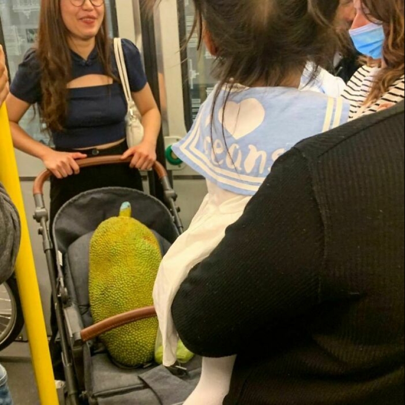 10 Times People Had To Look Twice To Understand What They Were Seeing On The Berlin Subway