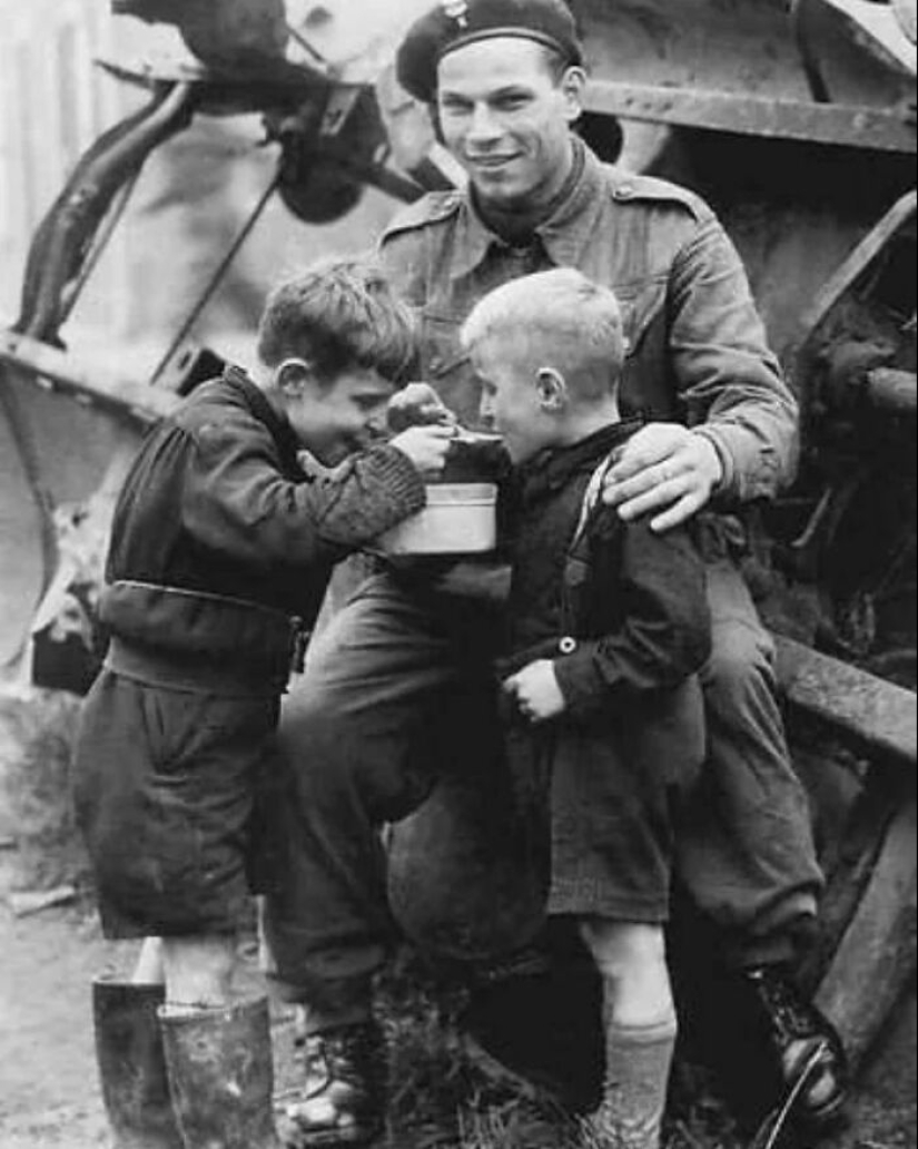 12 Interesting Photos That Show The Side Of History That Didn’t Make The Cut Into Textbooks 12 Interesting Photos That Show The Side Of History That Didn’t Make The Cut Into Textbooks