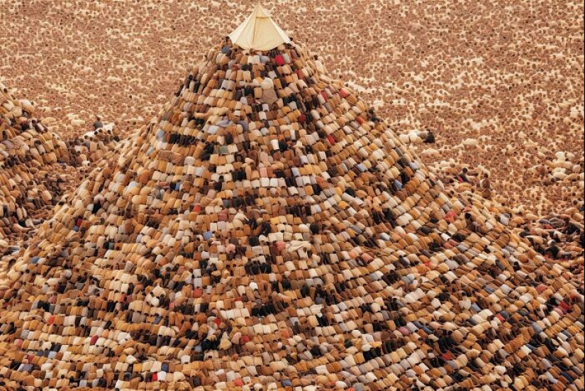 13 Thought-Provoking AI Images By Alkan Avcıoğlu That Explore The Chaos Of Today’s Life