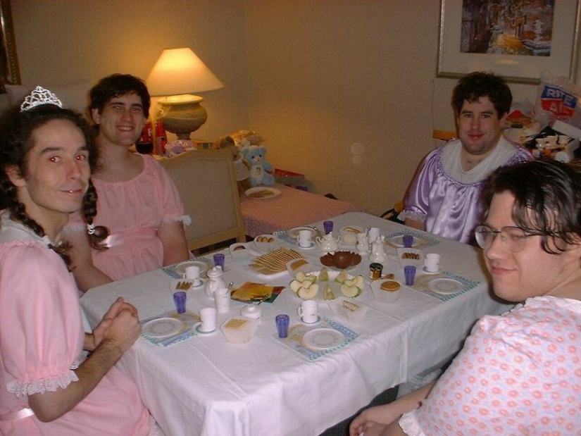 18 photos in which something strange is going on