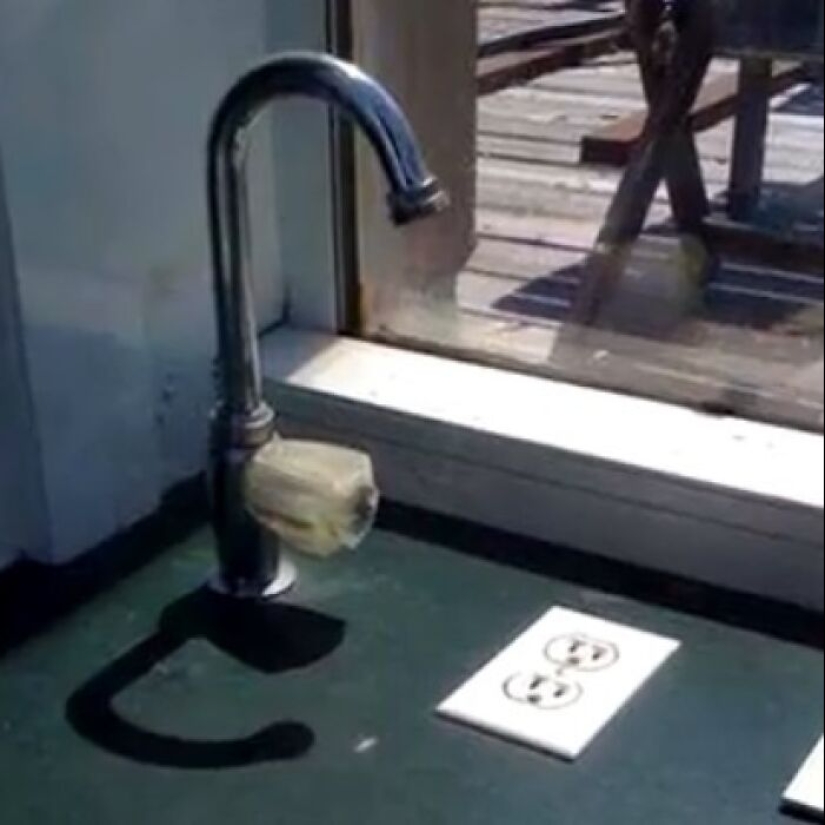 20 Funny Fails From Workers Who Live By The “Not My Job” Philosophy 20 Funny Fails From Workers Who Live By The “Not My Job” Philosophy