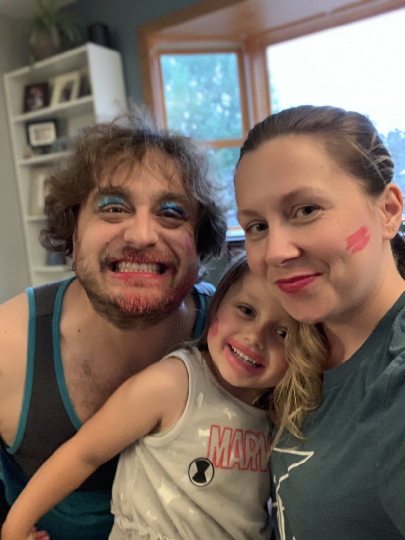 22 funny photos of handsome fathers who have makeup artist daughters growing up 22 funny photos of handsome fathers who have makeup artist daughters growing up