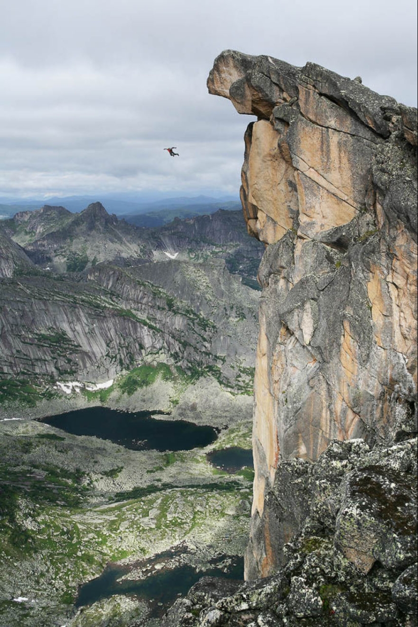33 creepy pictures from the roof of the world