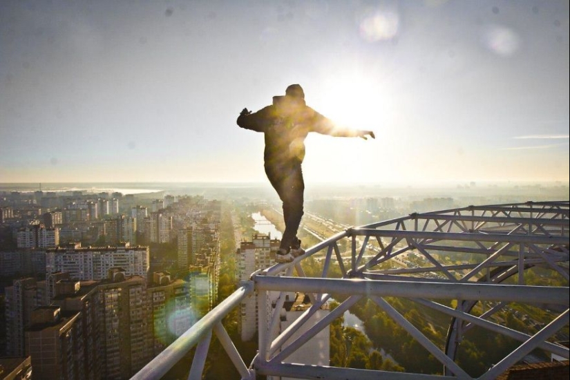 33 creepy pictures from the roof of the world
