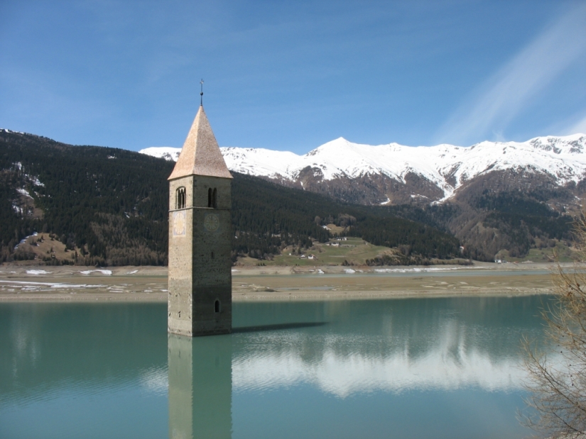 5 of the most spectacular of flooded buildings
