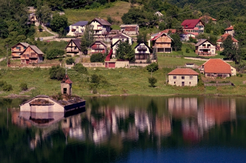 5 of the most spectacular of flooded buildings