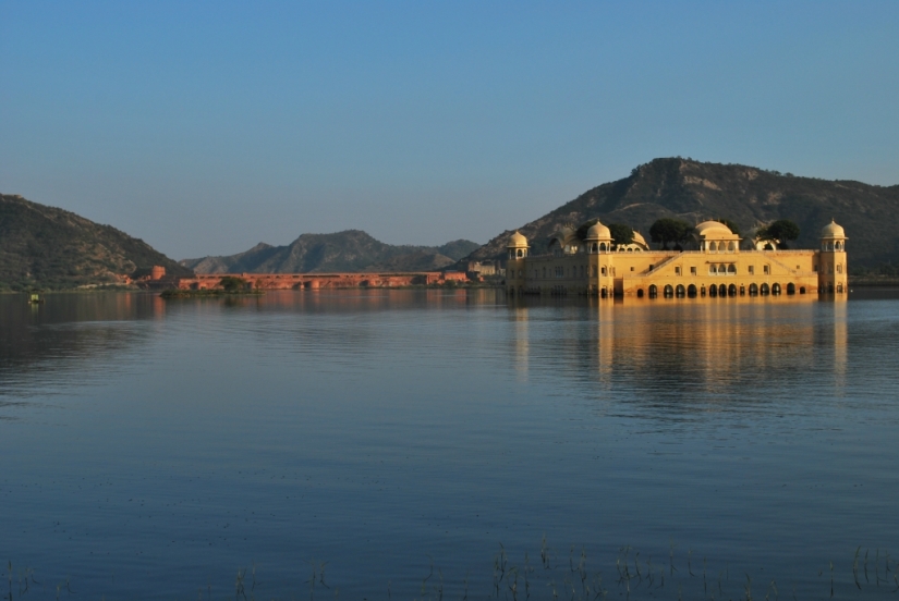5 of the most spectacular of flooded buildings