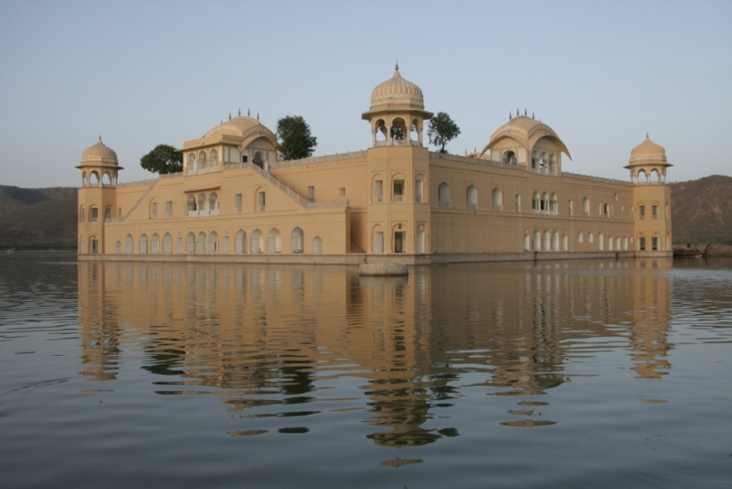 5 of the most spectacular of flooded buildings