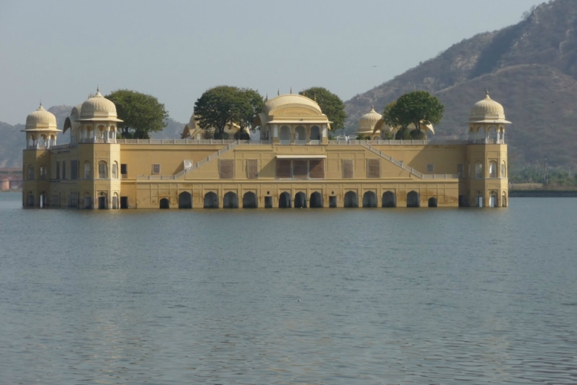 5 of the most spectacular of flooded buildings