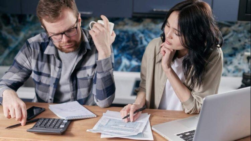 5 signs that a man has become a victim of financial abuse by his wife 5 signs that a man has become a victim of financial abuse by his wife