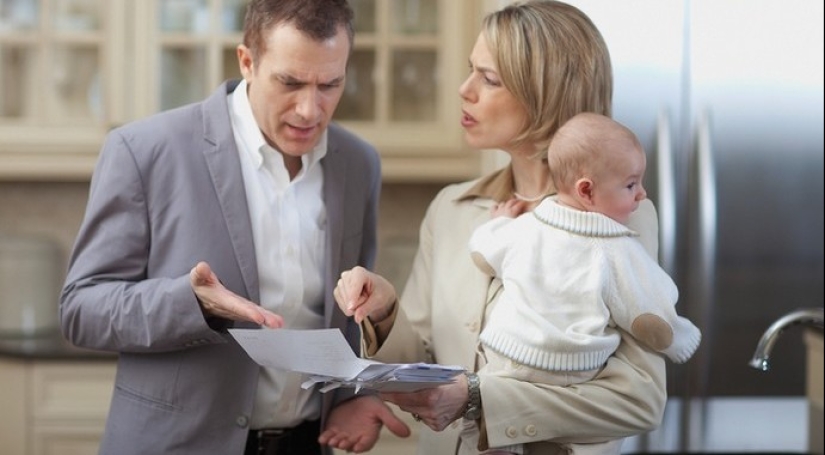 5 signs that a man has become a victim of financial abuse by his wife 5 signs that a man has become a victim of financial abuse by his wife