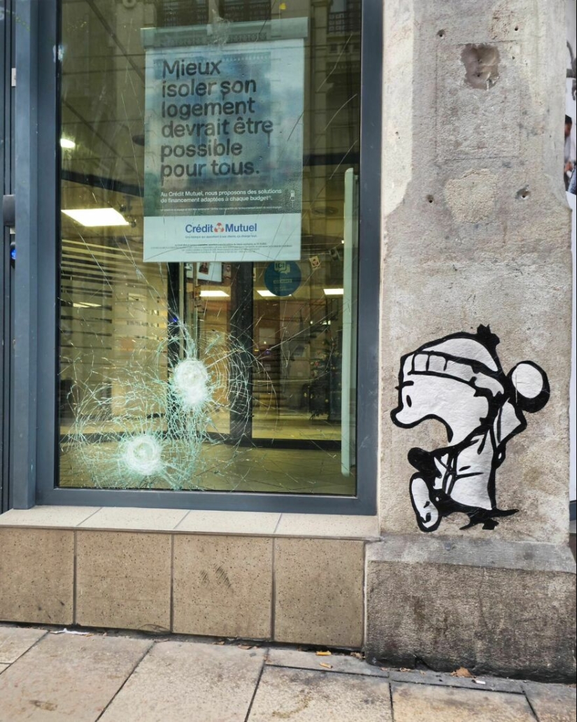 9 piezas humorísticas de arte callejero incorporadas a las calles por Oakoak