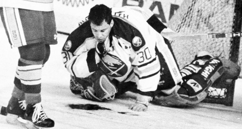 A slit throat and a shot in the head: the story of the unkillable hockey player Malarchuk A slit throat and a shot in the head: the story of the unkillable hockey player Malarchuk