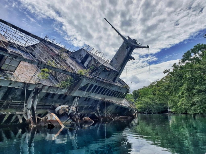 Abandoned in the Middle of Paradise: Cruise Ship Becomes World Famous After Crash