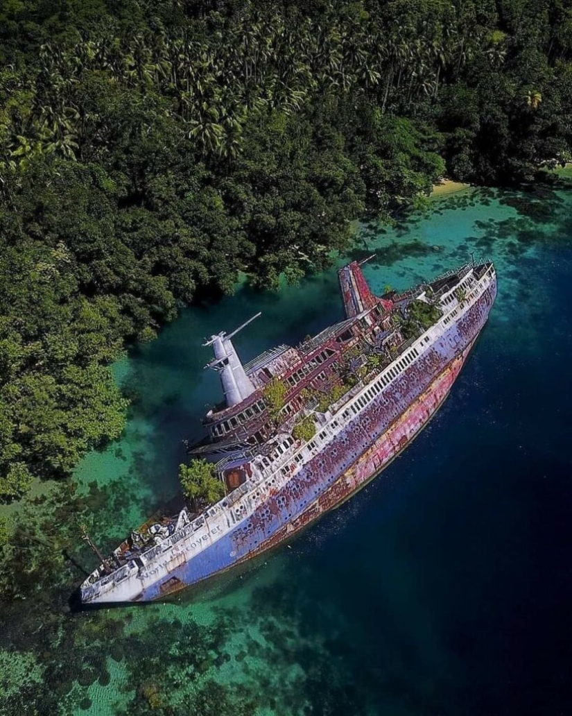 Abandoned in the Middle of Paradise: Cruise Ship Becomes World Famous After Crash