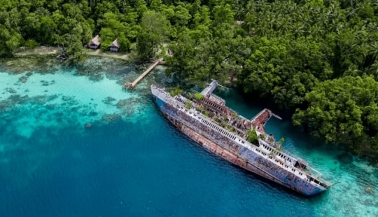 Abandoned in the Middle of Paradise: Cruise Ship Becomes World Famous After Crash Abandoned in the Middle of Paradise: Cruise Ship Becomes World Famous After Crash