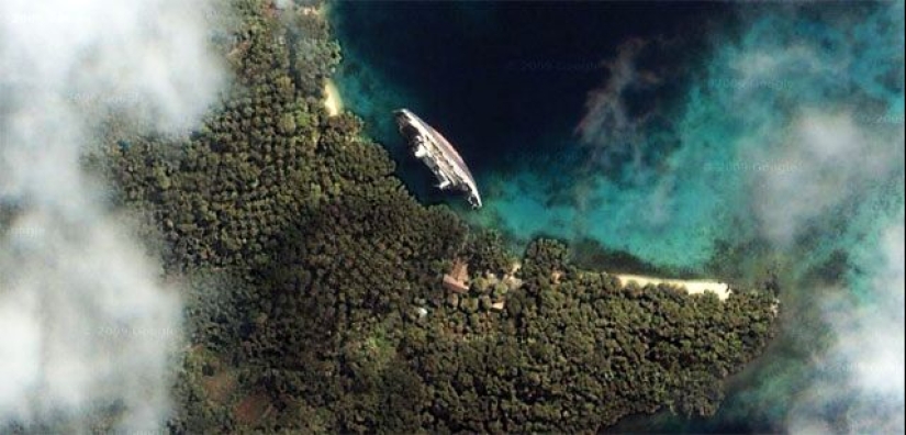 Abandoned in the Middle of Paradise: Cruise Ship Becomes World Famous After Crash
