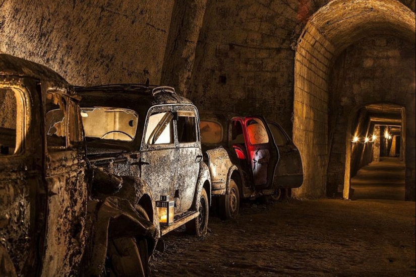 Abandoned tunnel under Naples, which became a crypt for cars Abandoned tunnel under Naples, which became a crypt for cars