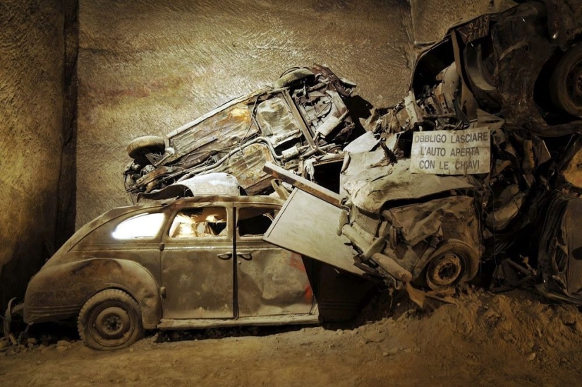 Abandoned tunnel under Naples, which became a crypt for cars Abandoned tunnel under Naples, which became a crypt for cars