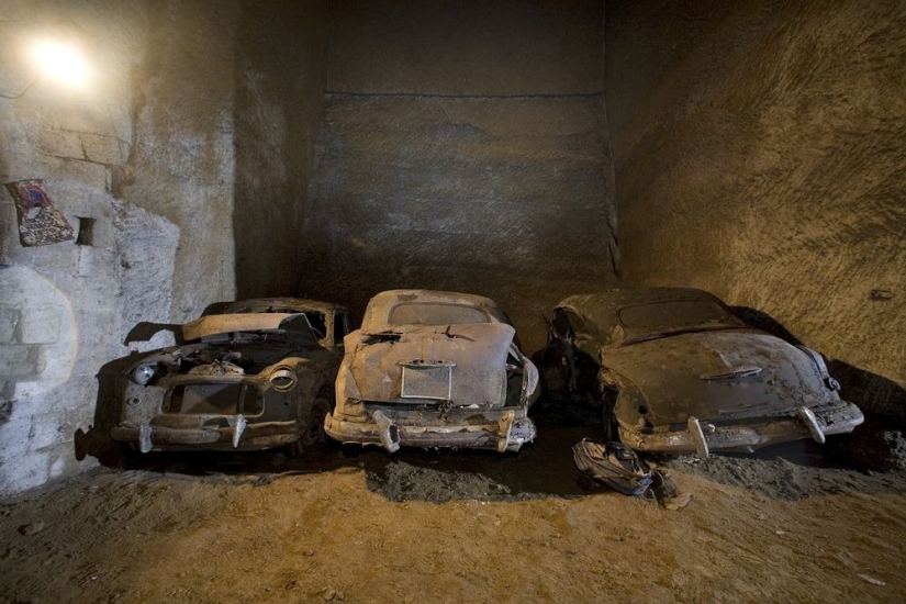 Abandoned tunnel under Naples, which became a crypt for cars Abandoned tunnel under Naples, which became a crypt for cars