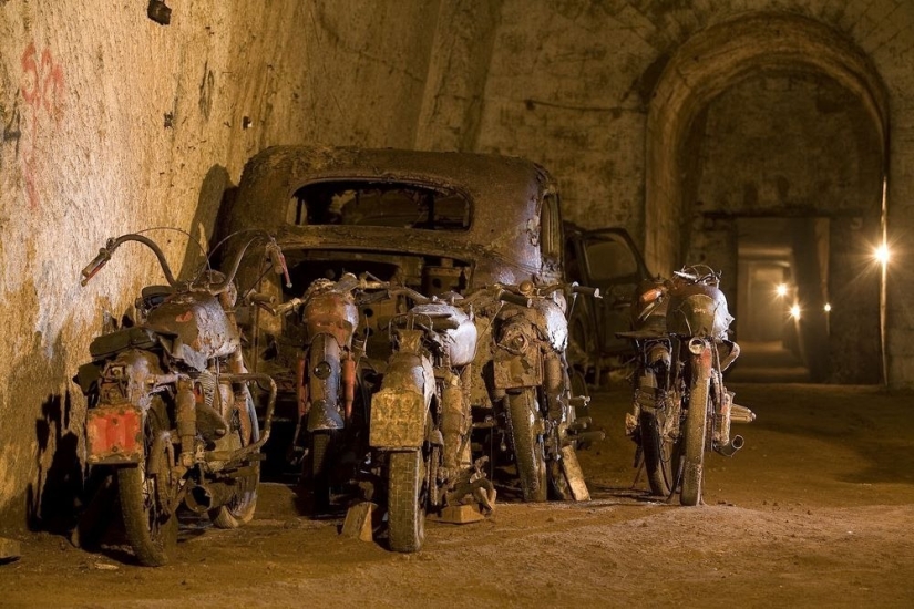 Abandoned tunnel under Naples, which became a crypt for cars Abandoned tunnel under Naples, which became a crypt for cars
