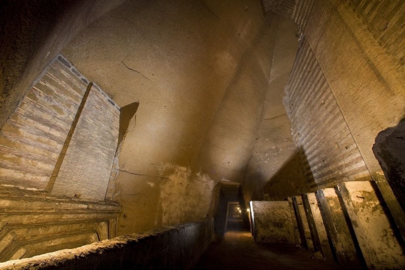 Abandoned tunnel under Naples, which became a crypt for cars Abandoned tunnel under Naples, which became a crypt for cars