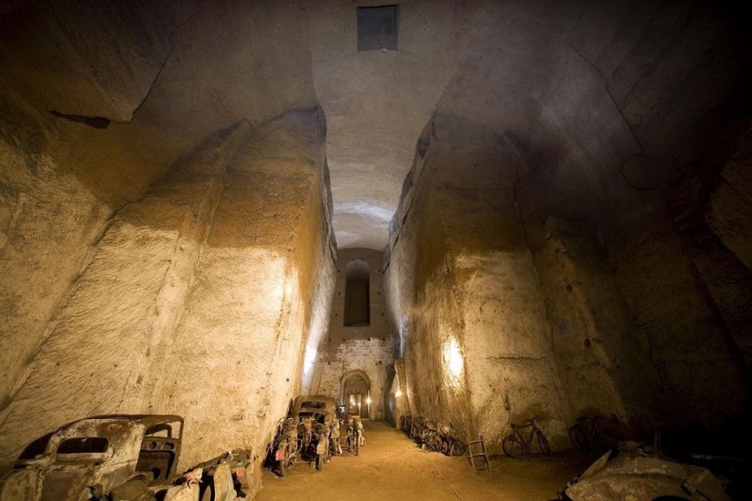 Abandoned tunnel under Naples, which became a crypt for cars Abandoned tunnel under Naples, which became a crypt for cars