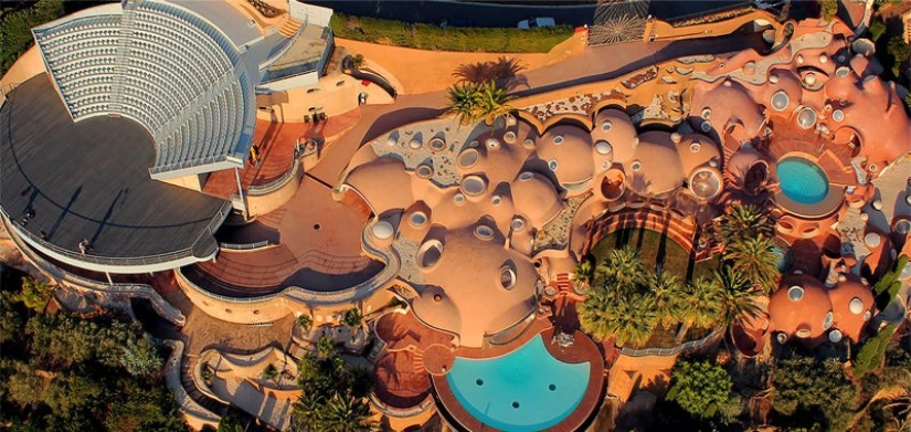Absurd Palace of Bubbles, fascinated with Pierre Cardin