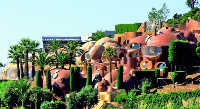 Absurd Palace of Bubbles, fascinated with Pierre Cardin