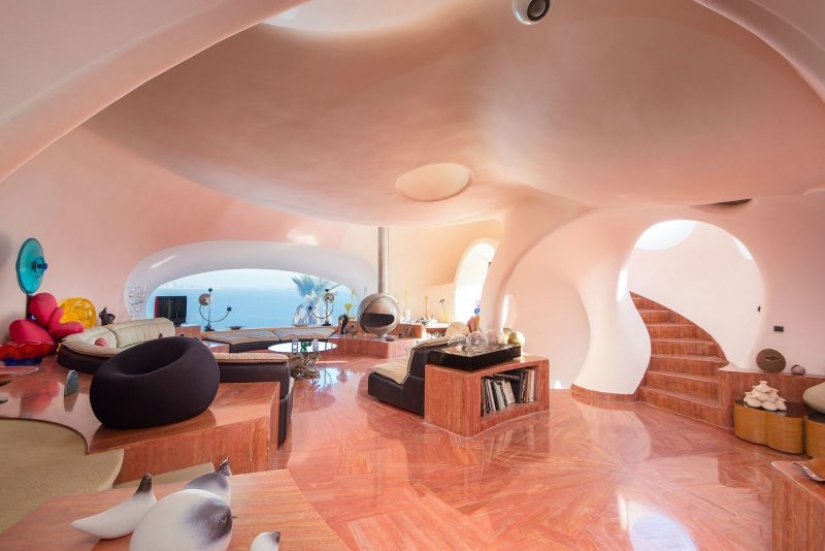 Absurd Palace of Bubbles, fascinated with Pierre Cardin