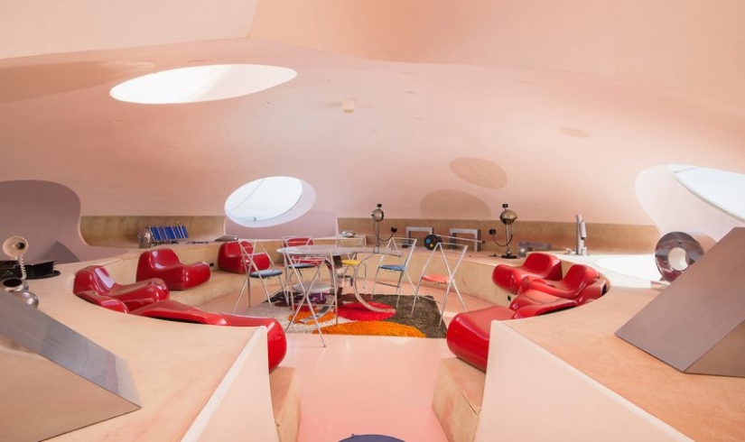 Absurd Palace of Bubbles, fascinated with Pierre Cardin