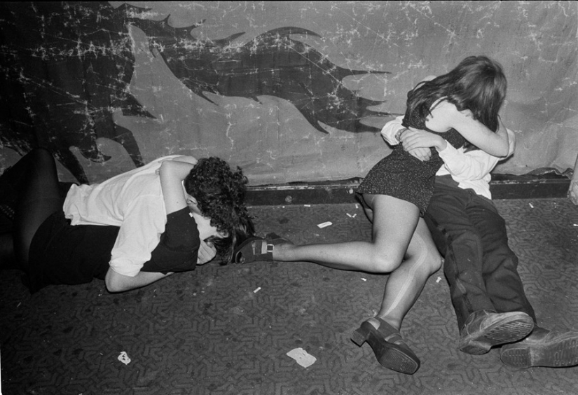 "Agony and ecstasy": a hormonal-charged photos of young lovers from the 90s "Agony and ecstasy": a hormonal-charged photos of young lovers from the 90s