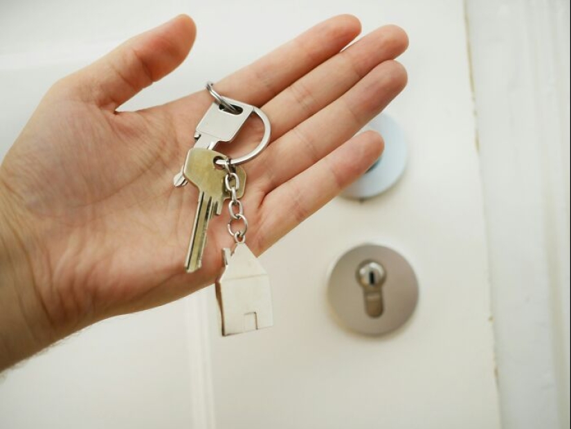 AITA For Moving Out After My Ex-Best Friend Claimed She Was My ‘House Guest’?