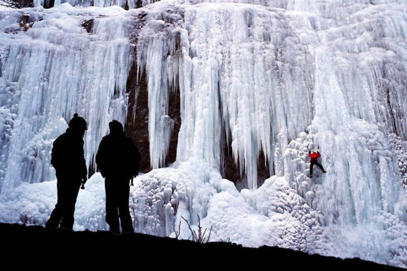 Amazing frozen waterfalls around the world